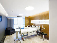 Esteworld Altunizade Hastanesi Plastik Cerrahi Hasta Odası, Yatak ve Refakatçi Koltuğu
